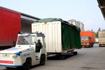 西南地区正式投用首辆无人驾驶配送车