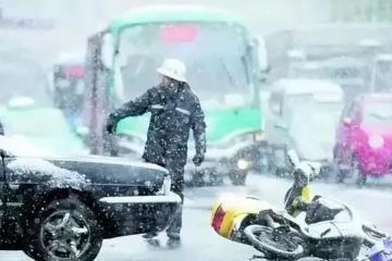 河南一场暴雪，25万新能源车主“若有所思”，取代燃油车成为闹剧